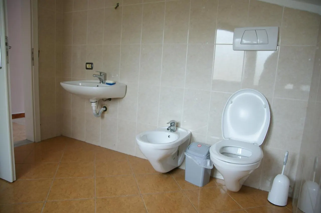 The Golden Rooster Hostel Τίρανα 0*,