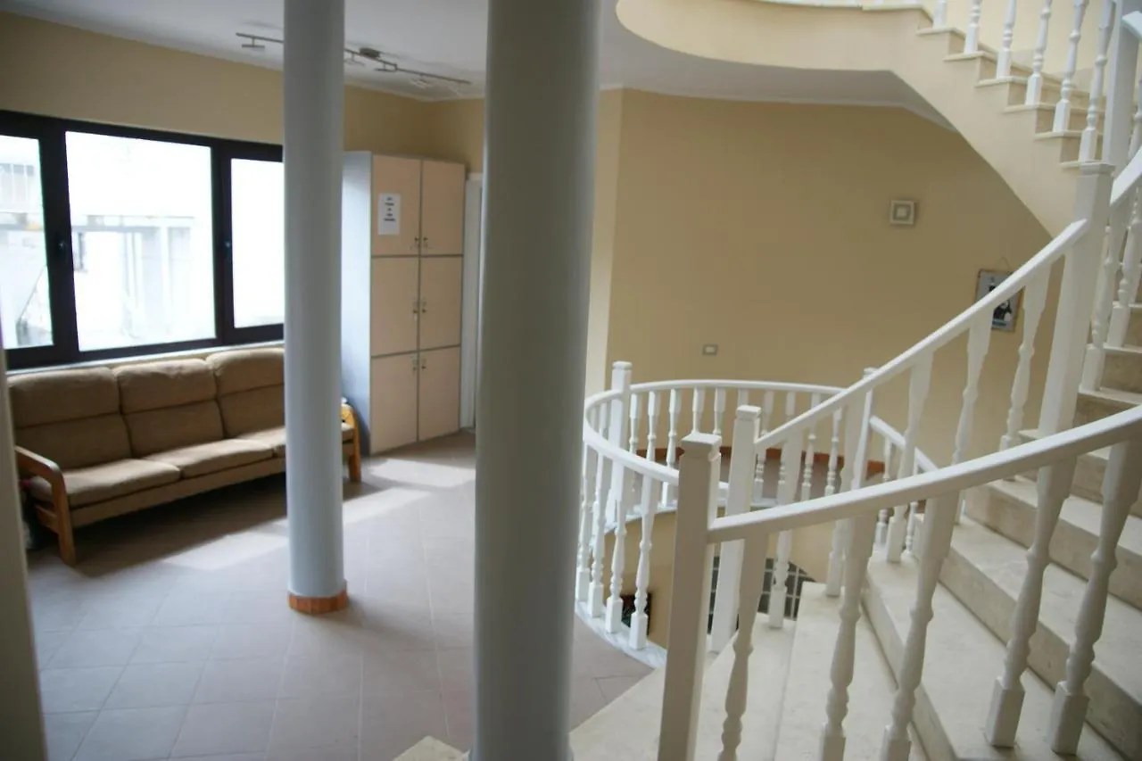 The Golden Rooster Hostel Τίρανα