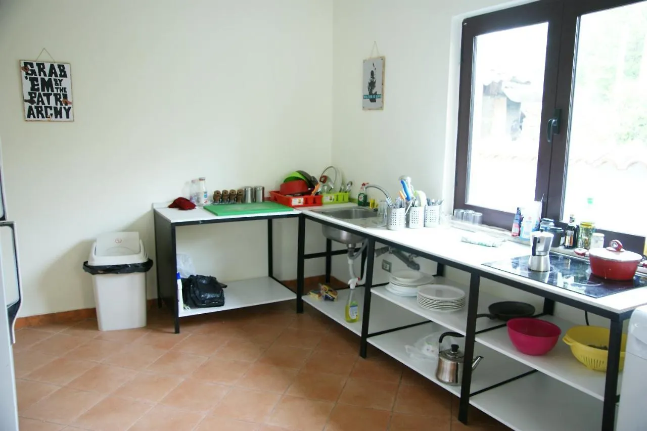 The Golden Rooster Hostel Τίρανα