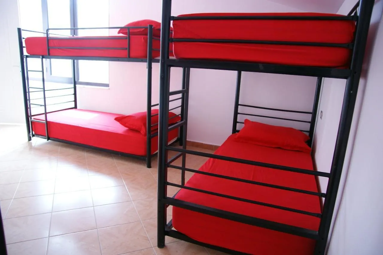 The Golden Rooster Hostel Τίρανα