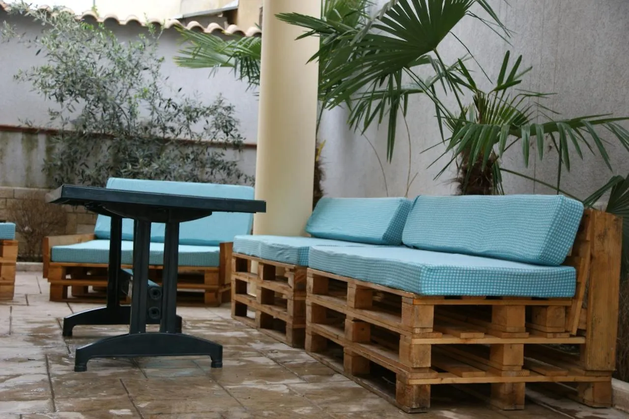 The Golden Rooster Hostel Τίρανα 0*,  Αλβανία