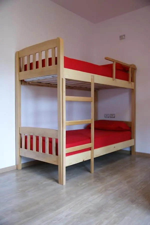 The Golden Rooster Hostel Τίρανα