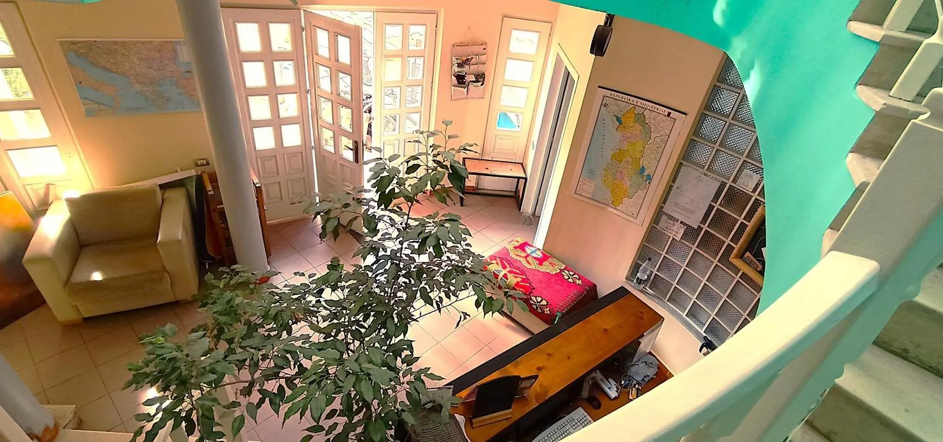 The Golden Rooster Hostel Τίρανα