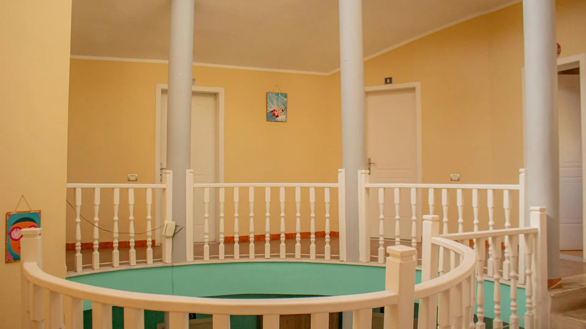 The Golden Rooster Hostel Τίρανα 0*,