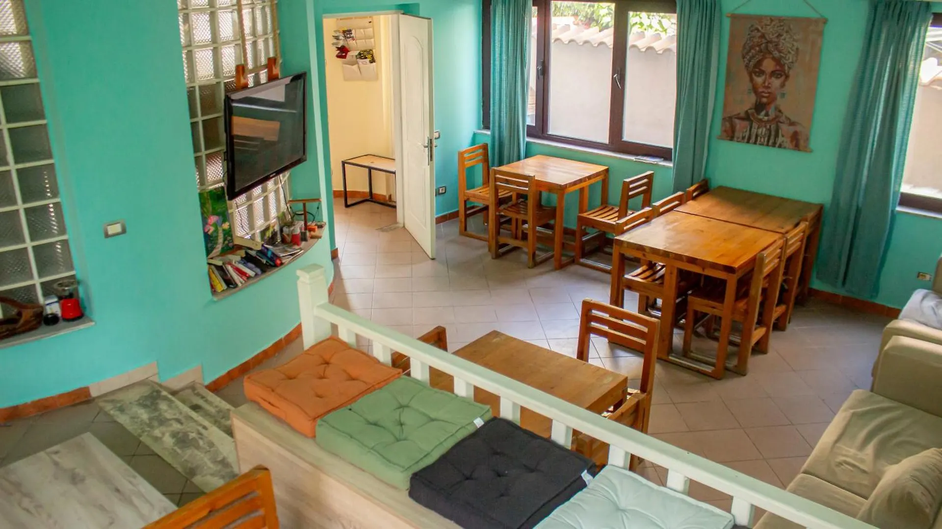 The Golden Rooster Hostel Τίρανα