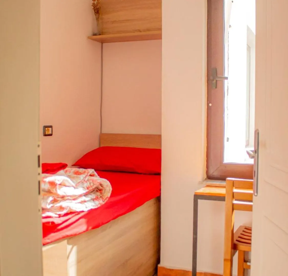 The Golden Rooster Hostel Τίρανα
