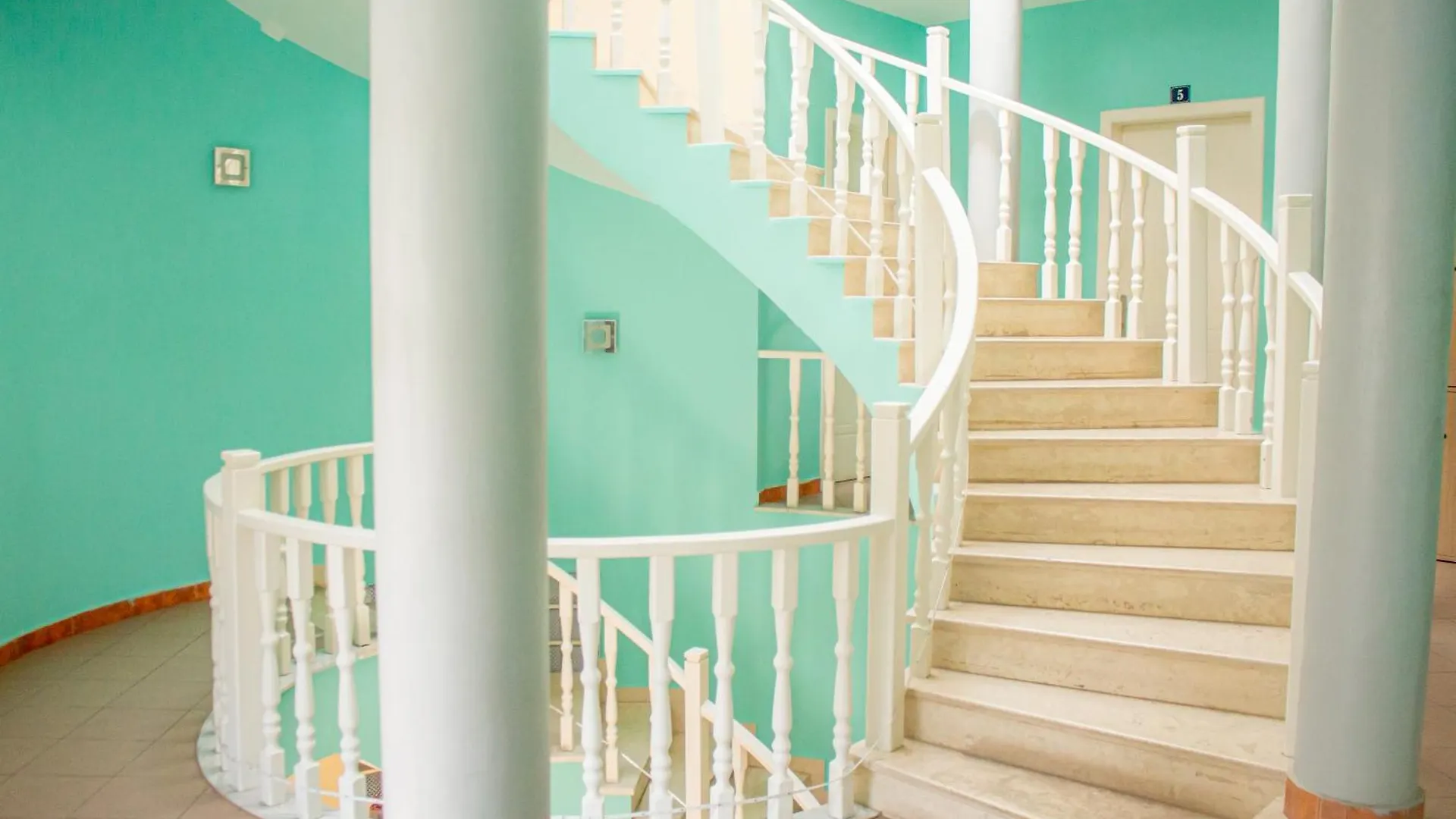 The Golden Rooster Hostel Τίρανα